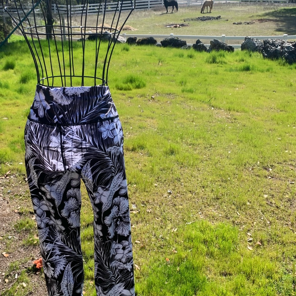 Yoga pants , stretchy and stylish in a black on white tropical print - Picture 10 of 10